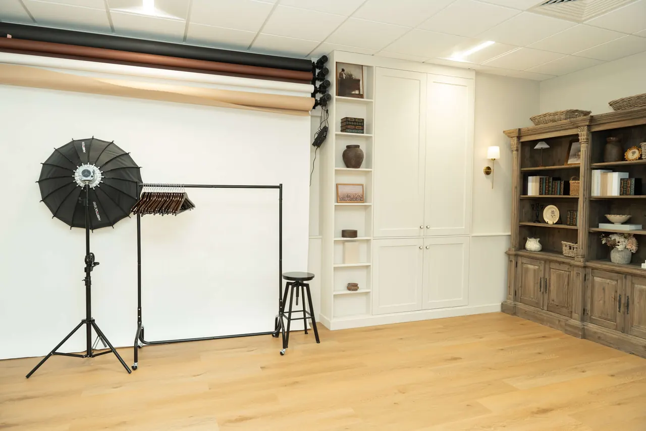 Backdrop zone with roller paper, beauty dish and bookcase